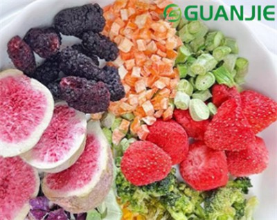 Mis on külmkuivatatud kuubikuteks lõigatud kuivatatud puuviljad?